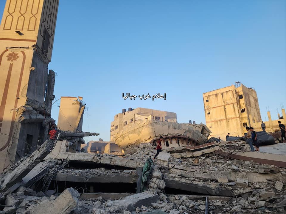 صورة توثق الدمار الذي لحق بالمسجد العمري في جباليا