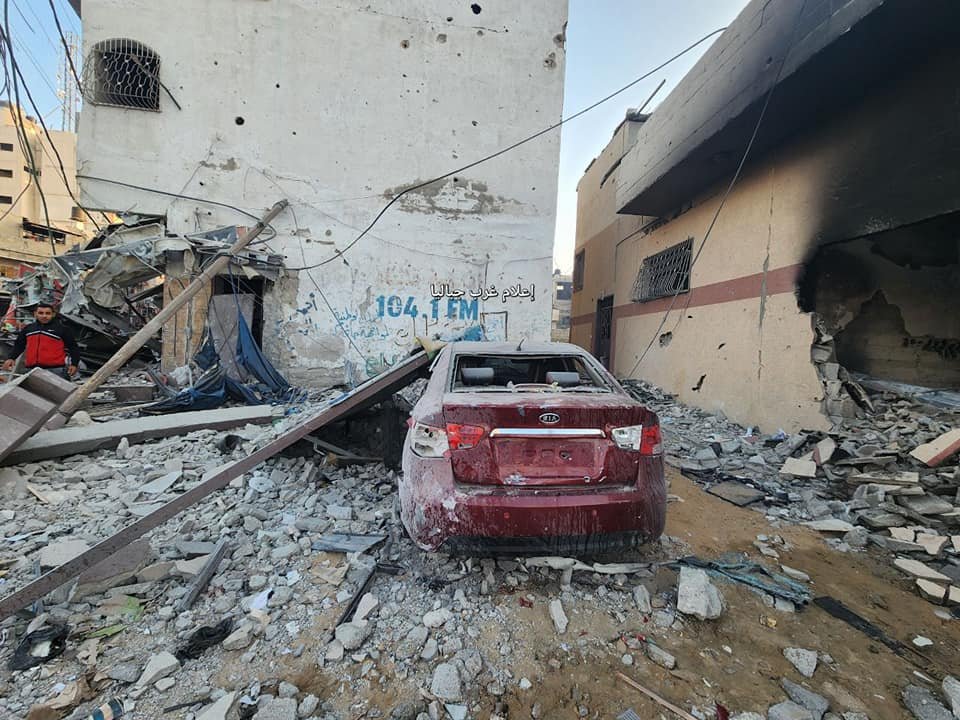 صورة توثق الدمار الذي لحق بالمسجد العمري في جباليا