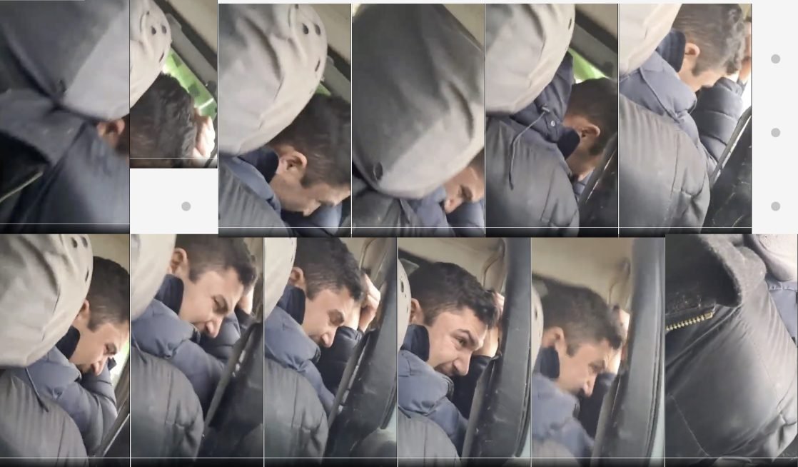 لحظة الهجوم بالرصاص وظهور الشخص الموجود بجانب السائق وهو يحمي وجهه بيديه ملتفتًا لليمين