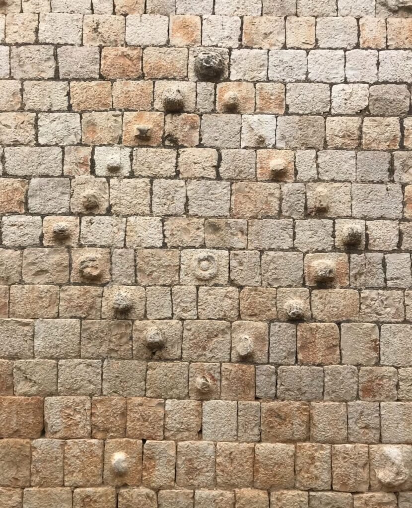 Projecting stones in a harmonious geometric decorative pattern