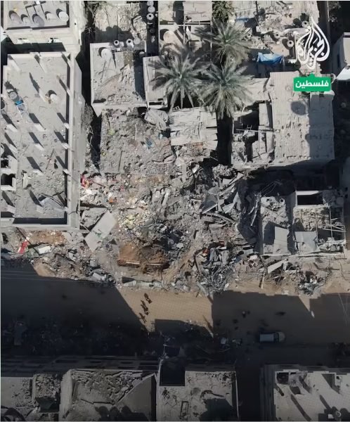 لقطة من اللقطات الجوية التي نشرتها قناة الجزيرة تُظهر حجم وعمق الحفرة الناتجة عن القصف
