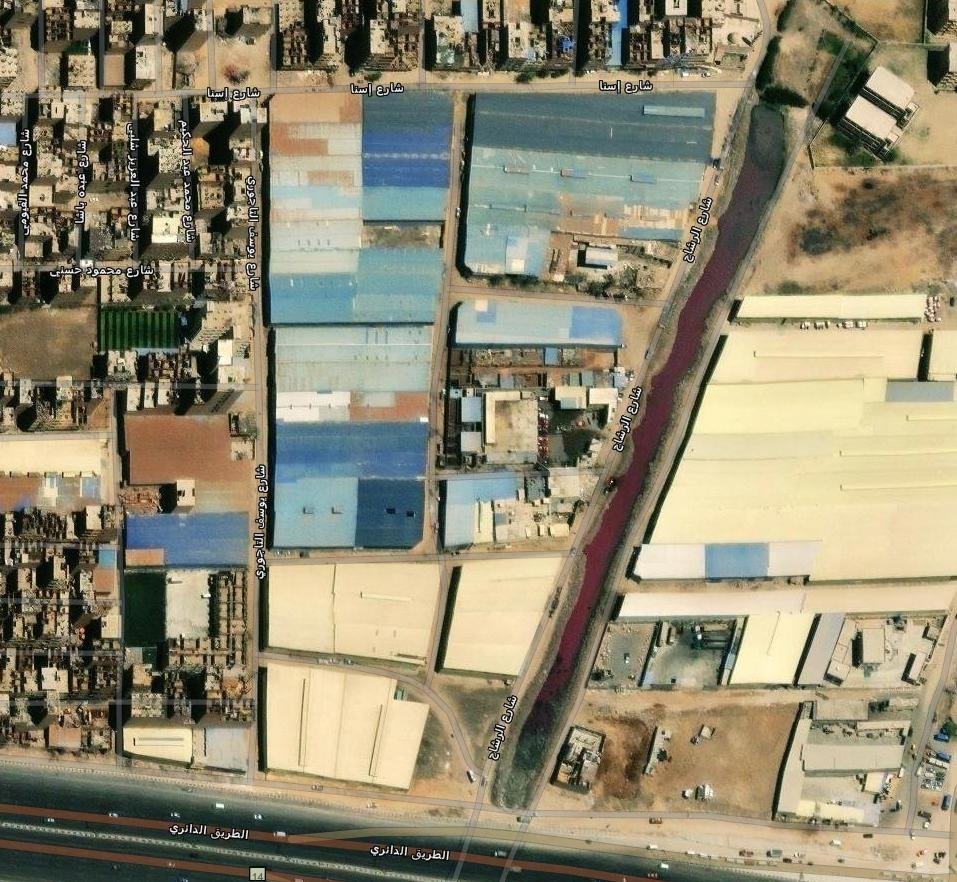 صور بالأقمار الصناعية لمجزر الممتاز بالمرج تظهر الدماء وهي تغطي الترعة المائية، بتاريخ 11-08-2023