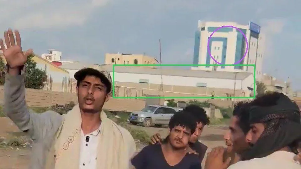 لقطة من الثانية الأولى من مقطع @mseer_0 يظهر فيها مبنى مستشفى الرفاعي خلف الحظيرة البيضاء