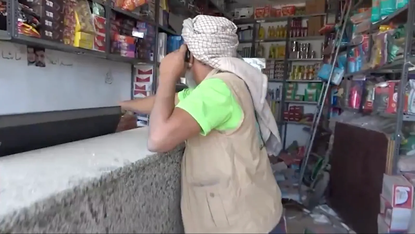 لقطة من فيديو حزام الأسد تُظهر أحد الأفراد يحمل سلاحًا